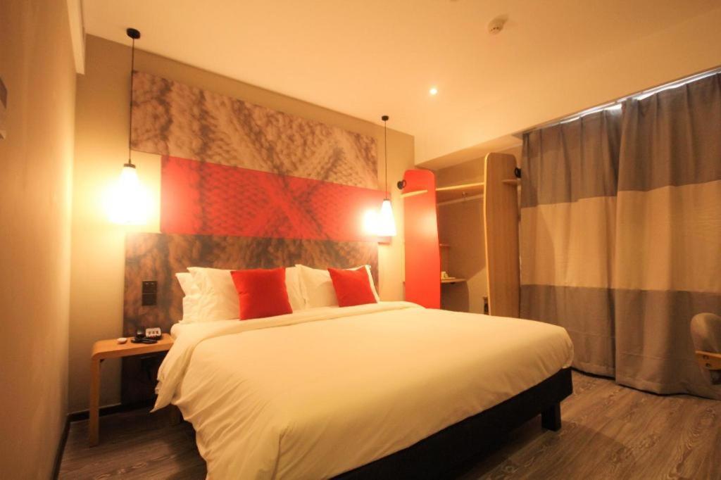 Отель Ibis Shenyang North Station Экстерьер фото