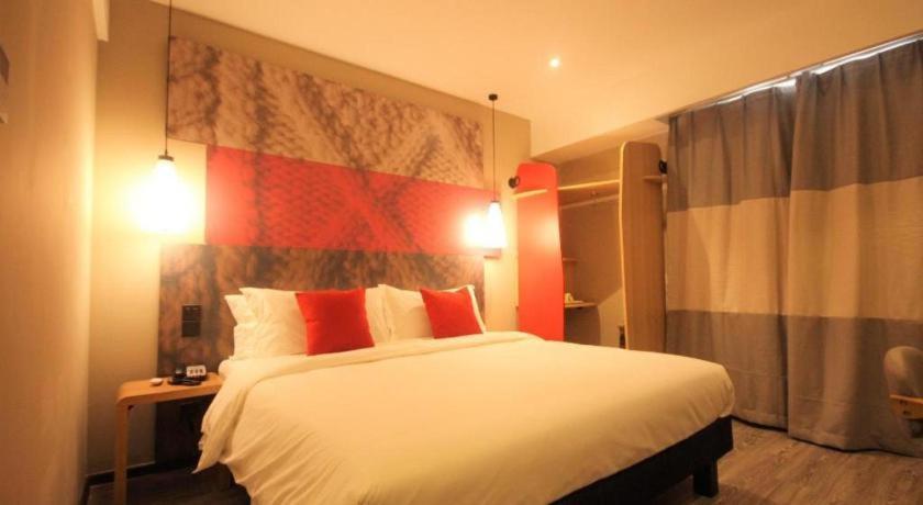 Отель Ibis Shenyang North Station Экстерьер фото